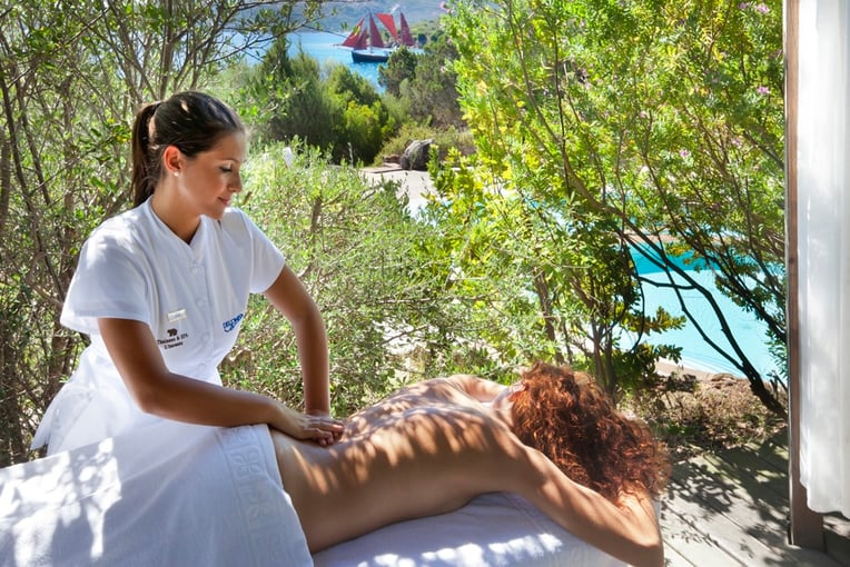 Hotel Capo dOrso Thalasso & SPA 02_Orso_massaggio_all_aperto