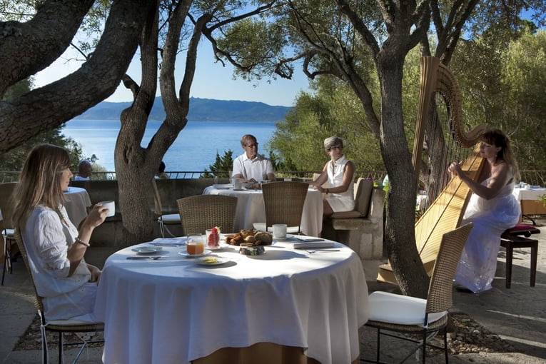 Hotel Capo dOrso Thalasso & SPA 03_Orso_Olivastri_colazione_arpa
