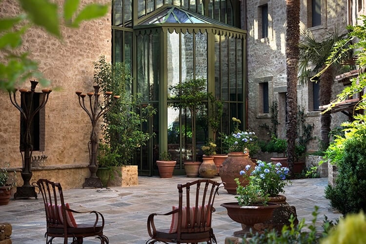 Hotel Castello di Reschio the-castle-the-courtyard-2020
