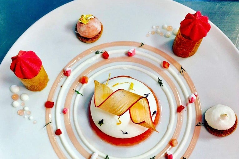 Hotel Koh-I Nor restaurant-hotel-koh-i-nor-le-diamant-noir-assiette-coloree