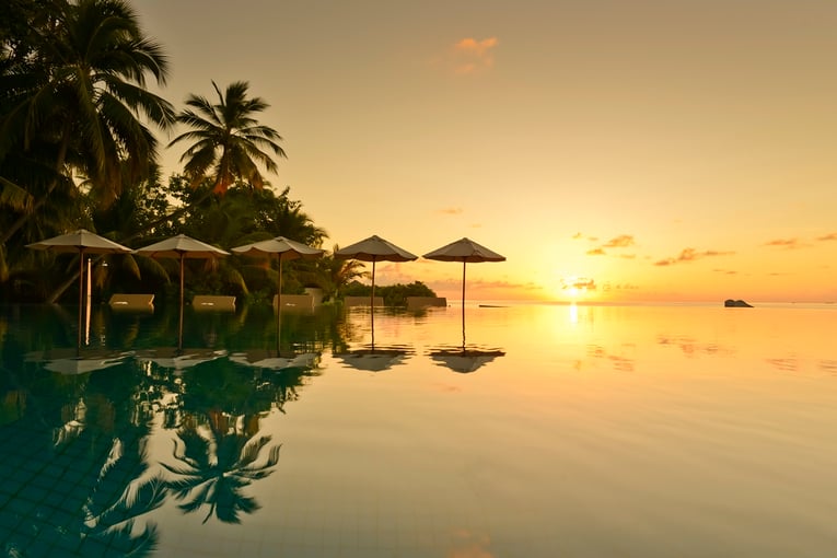 Huvafen Fushi Maldives Huvafen-Fushi-Infinity-Pool-Sunset-3