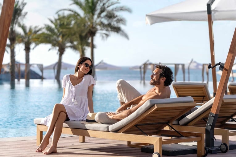 InterContinental Ras Al Khaimah Mina Al Arab Resort & Spa, SAE – Ras Al Khaimah | Exclusive Tours 013 Infinity Pool Couple