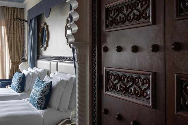 Jumeirah Al Qasr jumeirah-al-qasr-arabian-deluxe-twin-bedroom-16-9_landsdcape