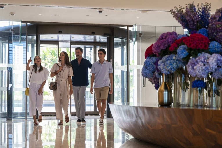 Jumeirah Beach Hotel jcom_hero_imagejumeirah-beach-hotel--lobby-western-family--family-entering-trackout-copy