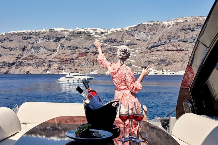 Katikies Santorini katikies-club-santorini-experiences-yachting_q1a9224