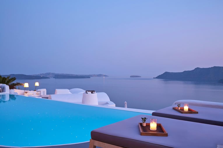 Katikies Santorini katikies-hotel-santorini-pool-bar_1