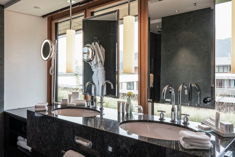 Kempinski Hotel Berchtesgaden KISZG1_Maisonette Suite Bathroom_Office_13116