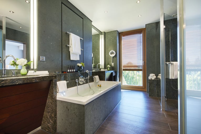 Kempinski Hotel Berchtesgaden KISZG1_Panorama Suite Bathroom_Office_13551