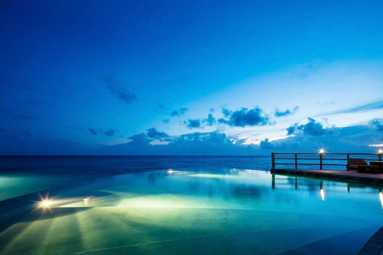 Kia Ora Resort & Spa Piscine-tombee-nuit