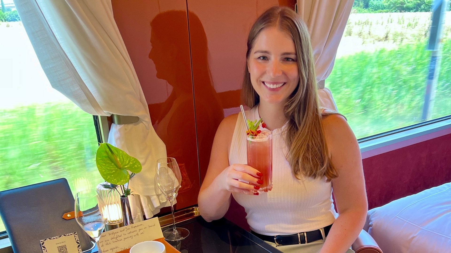 žena s drinkem ve vlaku