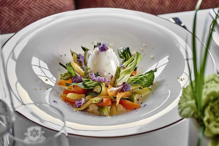 LApogée Courchevel lapogee-courchevel-restaurant-le-comptoir-starter-3