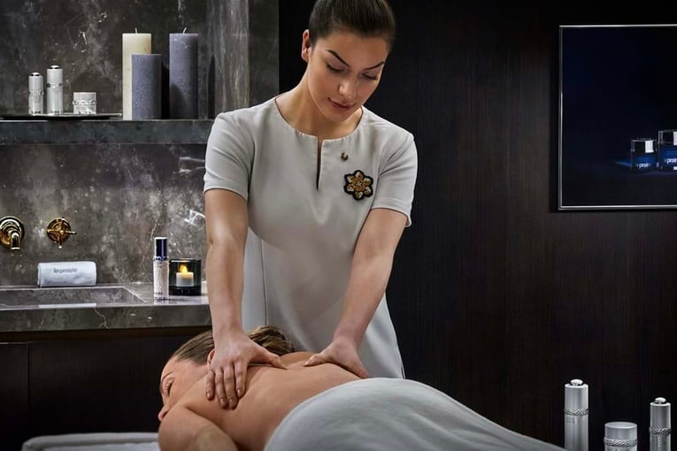 LApogée Courchevel lapogee-courchevel-treatment-room-with-guest