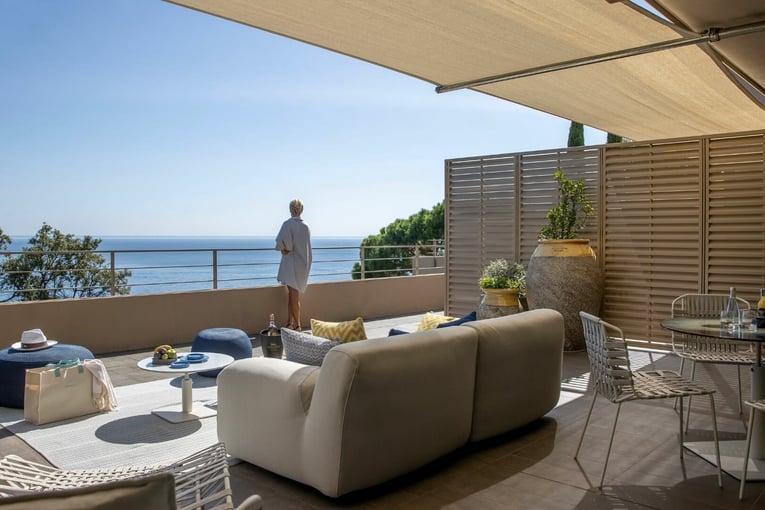 La Réserve Ramatuelle Hotel, Spa & Villas, Francie – Ramatuelle | Exclusive Tours  lrr_junior_suite_deluxe_terrasse_03-1920x1080