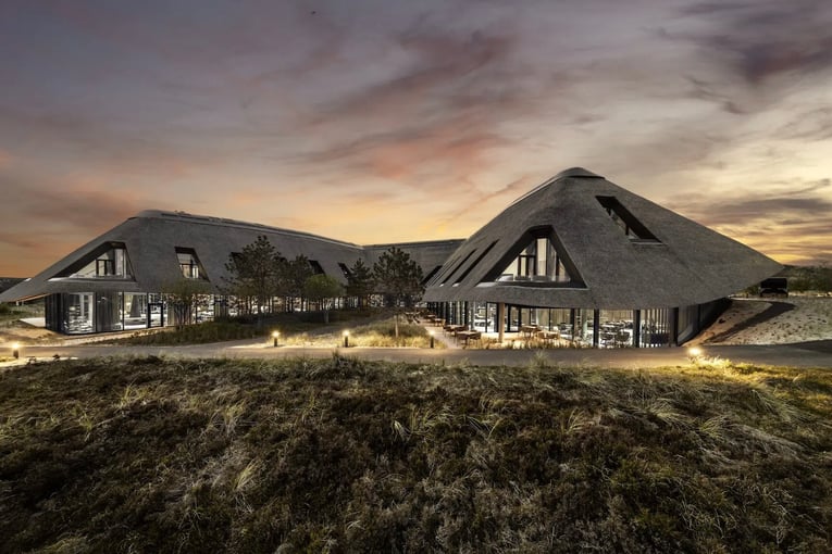 Lanserhof Sylt, Německo – Sylt | Exclusive Tours LHS_GebaeudeFrontal_Abendstimmung-scaled-aspect-ratio-16-9-scaled