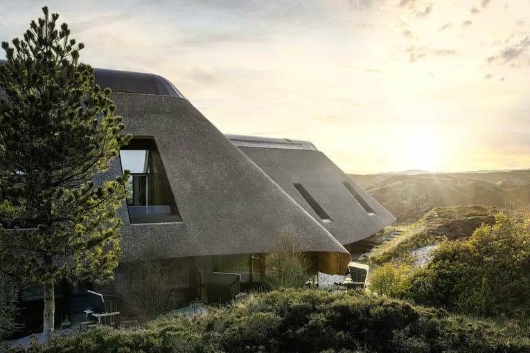 Lanserhof Sylt, Německo – Sylt | Exclusive Tours LHS_Gebaeude_Sonnenuntergang-scaled-aspect-ratio-16-9-scaled