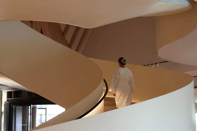 Lanserhof Sylt, Německo – Sylt | Exclusive Tours Lanserhof-Sylt-Frau_mit_Treppe-rotated-aspect-ratio-3-2