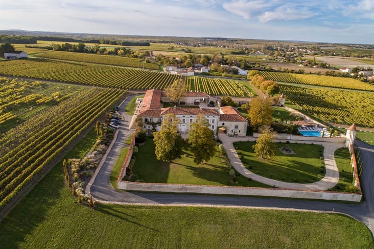 Le Logis, Francie – Cognac | Exclusive Tours Aerial-of-Le-Logis_Credit-Jamie-Beck
