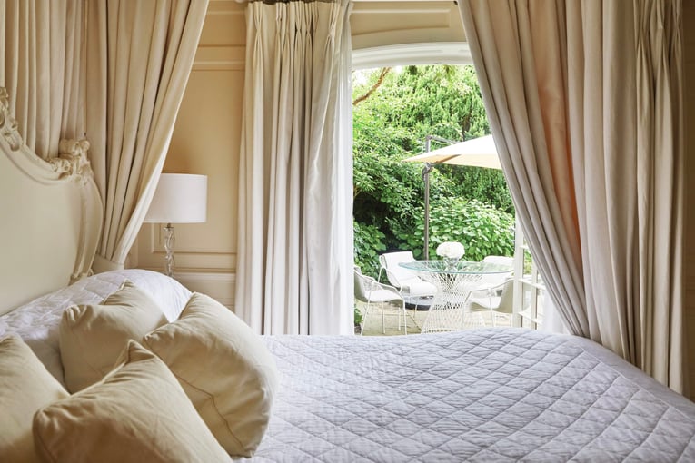 Le Manoir Aux QuatSaisons mqs-acc-suite-garden-one-bedroom-blanc-de-blanc04