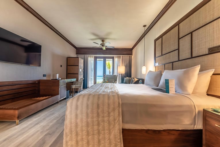 Le Meridien Ile Maurice mrumd-king-beachfront-guestroom-2419-hor-wide