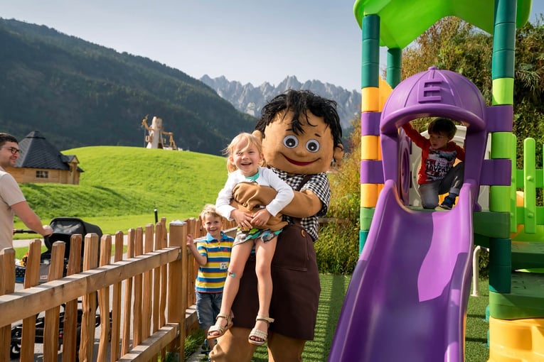 Leading Family Hotel & Resort Dachsteinkönig | Exclusive Tours hotelgarten1_klein__www.360perspektiven.at_