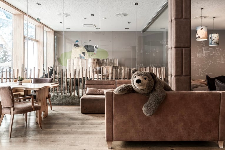 Leading Family Hotel & Resort Dachsteinkönig | Exclusive Tours streichelzoo_7713_danielajakob_w