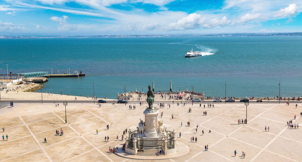 Lisabon Praca do Comercio Barevná minulost a rušná přítomnost shutterstock_611800901