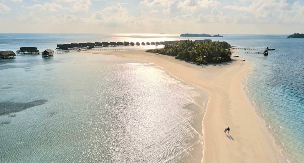 Makunufushi – South Malé Atoll, Maledivy MM 20 COMO_CCI_Aerial_Sandbank_Couple walking_sunrise