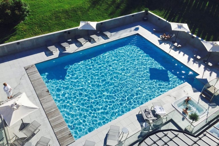 Mont Blanc Chamonix hotel-mont-blanc-chamonix-piscine-exterieure-h8collection-1024x680