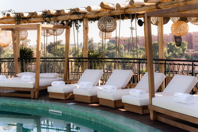 Nobu Hotel Marrakech, an SLH Hotel, Maroko – Marrákeš | Exclusive Tours NOBUMarrakech_GardenRooftop_pool_7©danibarbaran-1050x700