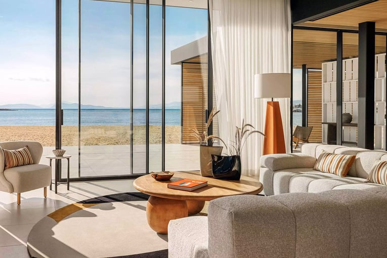 One&Only Aesthesis, Řecko – Glyfada | Exclusive Tours ooaa-two-bedroom-topos-residence-seafront-living-room