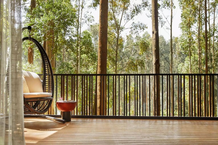 One&Only Gorillas Nest oogn-forest-king-decking-chair-balcony-1