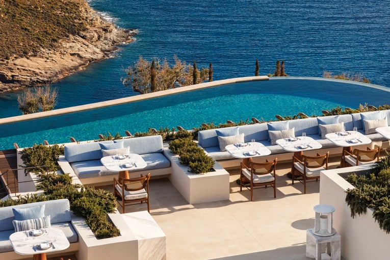 One&Only Kéa Island, Řecko – Kyklady | Exclusive Tours One&Only_Kéa_Island_P2_Atria_Terrace_Seating_Vert_2415_MASTER
