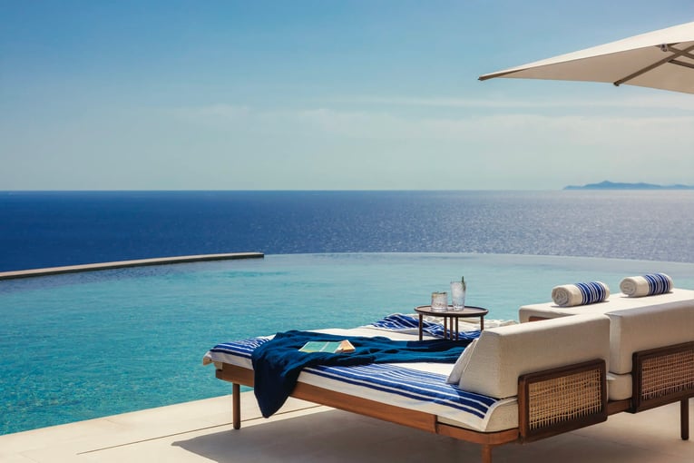 One&Only Kéa Island, Řecko – Kyklady | Exclusive Tours One&Only_Kéa_Island_P2_Pool_Lounger_Detail_2023_MASTER