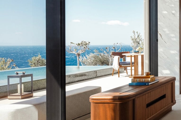 One&Only Kéa Island, Řecko – Kyklady | Exclusive Tours ooki-accommodation-bedroom-view-portrait-1