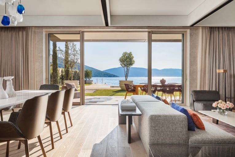 hotel_One&Only Portonovi, Černá Hora_PN_PrivateHomes_VillaOrjen_Living_Room_View_Terrace_1080-Pano_Opt_FINAL