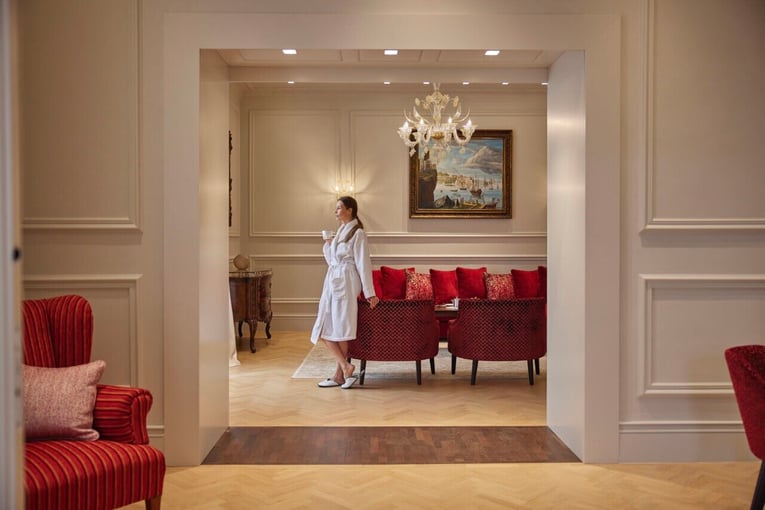 Palazzo Fiuggi, Itálie – Fiuggi | Exclusive Tours J1146_4171_Model-in-Room-by-Tyson-Sadlo_LR-1280x854