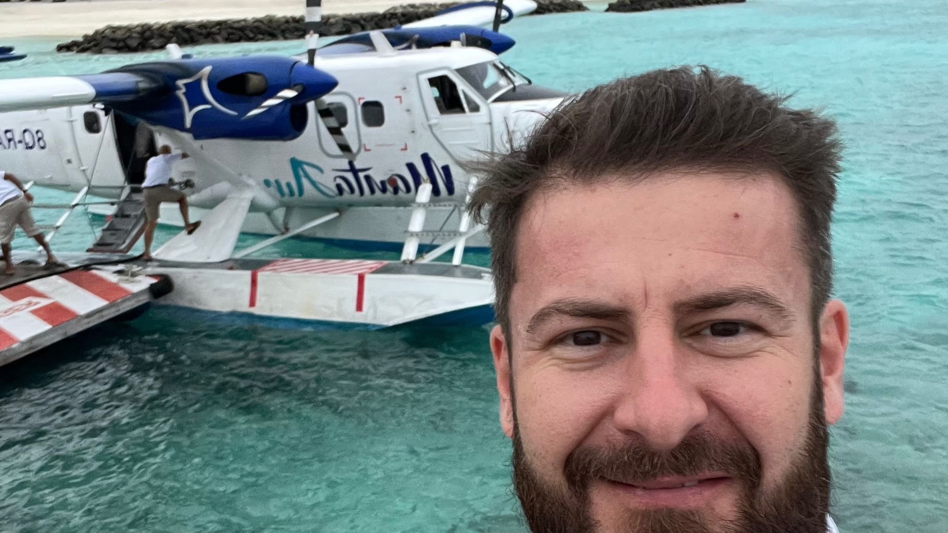 muž a malé letadlo, hydroplán