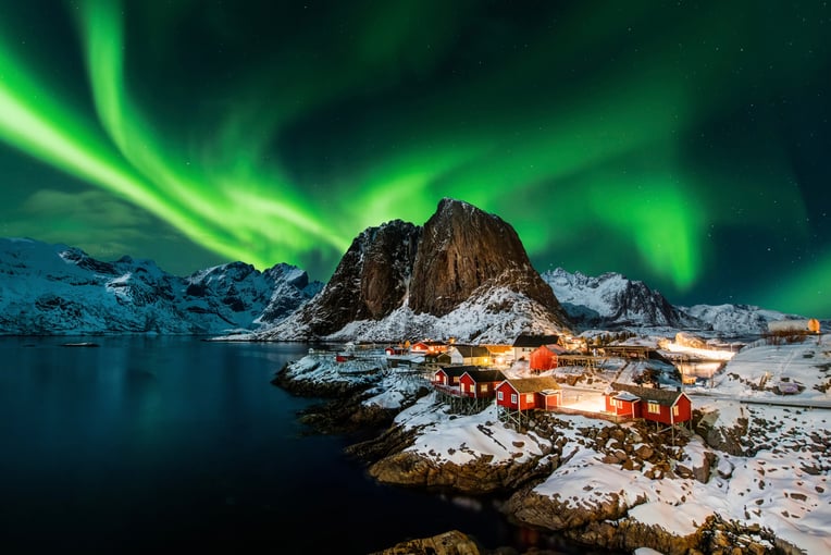 Norsko_Polární záře Aurora borealis over Hamnoy in Norway shutterstock_1504345343