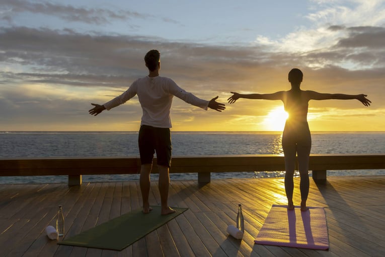 Pullman Maldives Maamutaa 32_Couple-Yoga-Sol-Rising-1