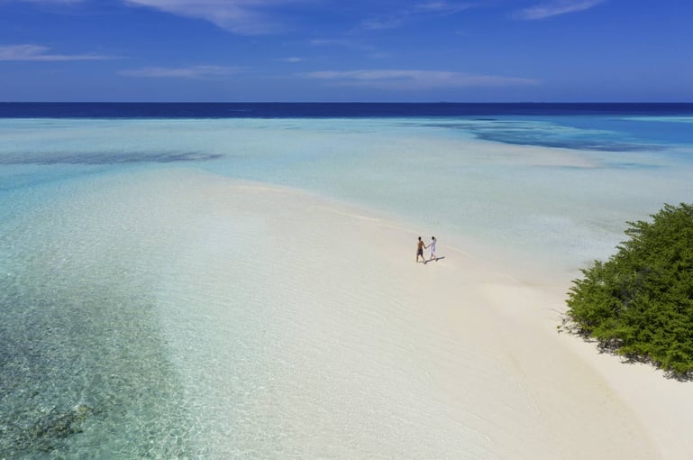 Pullman Maldives Maamutaa 5_Couple-in-Sand-Bank-1