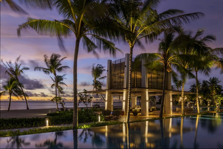 Pullman Maldives Maamutaa 8_The-HUB-Pool-Bar-1