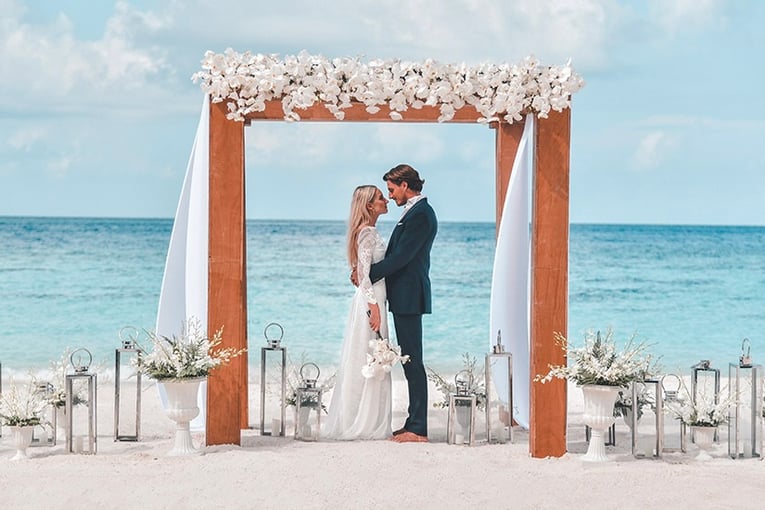 Raffles Maldives Meradhoo Resort svatba RMM_1594065_COUPLE_FRAME