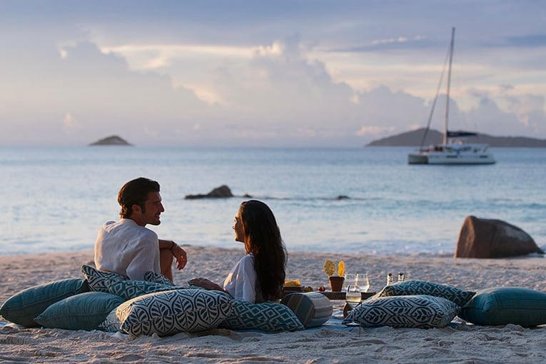 Raffles Seychelles RPS_Anse-Lazio-Sundowner-Couple