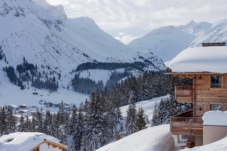 Rakousko_Rakousko winter luxury wooden chalet Austria ski resort shutterstock_1341185936