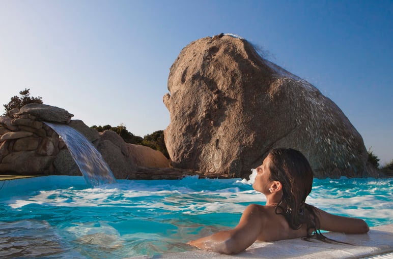 Resort Valle dell’Erica Thalasso & SPA 8 Erica benessere particolare piscina con roccia con ragazza di spalle6612