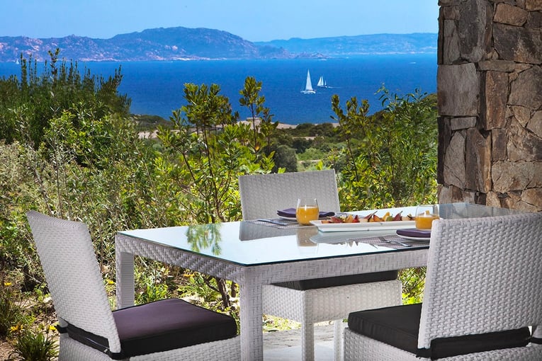 Resort Valle dell’Erica Thalasso & SPA room528D_particolare_tavolo_vista_mare_suite_arcipelago