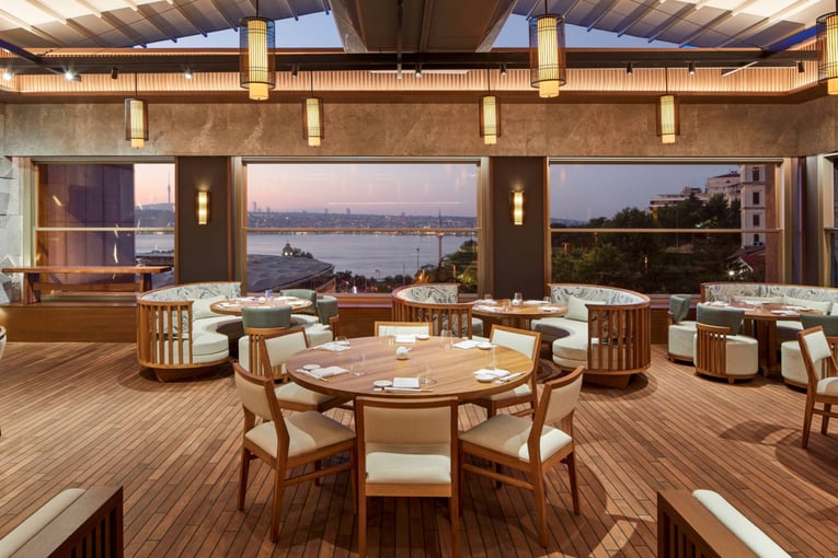 Ritz-Carlton, Istanbul istrz-nobu-terrace-7207-hor-clsc-1