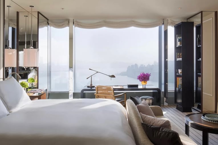 Rosewood Hong Kong, Čína – Hong Kong | Exclusive Tours RWHKG_Studio Residence Bedroom (Daylight)-low res-1_WIDE-MEDIUM-4-3