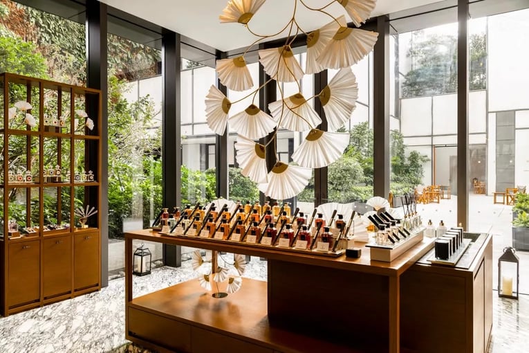 Rosewood Hong Kong, Čína – Hong Kong | Exclusive Tours rwhkg-asaya-spa-by-guerlain-atelier-setup-3_WIDE-LARGE-3-2