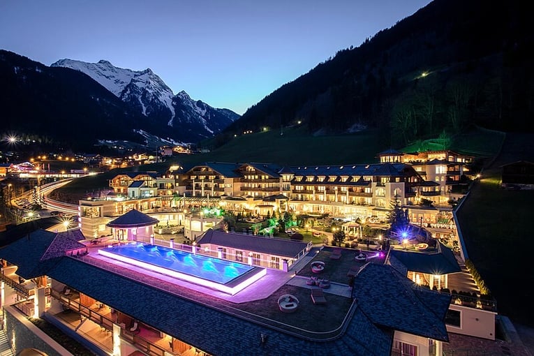 STOCK Resort csm_stock-resort-aussenansicht-bei-nacht-01_7bd9e8e20e